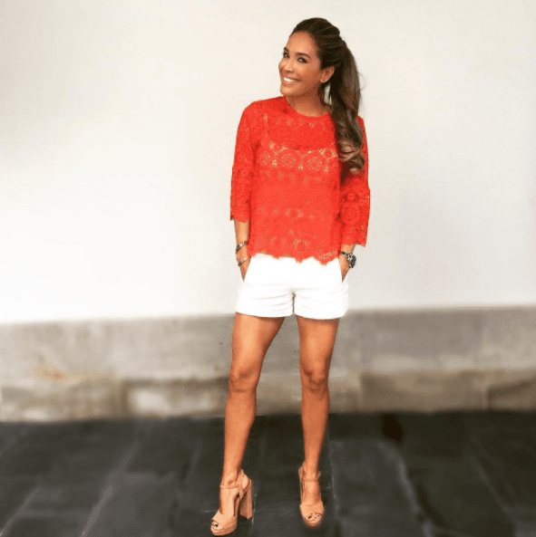 La combinación del short con esta blusa tejida a crochet es perfecta para este verano.