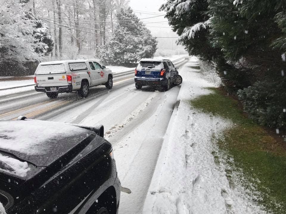 Informó que atiende reportes de vehículos varados en las vías y varios accidentes.