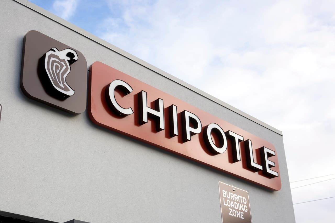 <b>Puesto 9. Chipotle</b>
<br>
<br>Aumento del valor de la marca de 2020 a 2021: 82%. 
<br>
<br>Valor de la marca en 2021: 11,996 millones de dólares.
<br>
<br>Valor de la marca en 2020: 6,600 millones de dólares.
<br>
<br>Industria: comida rápida.
<br>
<br>Chipotle es una cadena de restaurantes estadounidenses especializada en comida mexicana, 
<a href="https://www.univision.com/noticias/dinero/mejores-cadenas-restaurantes-mexicanos-estados-unidos-fotos-fotos"><u>la segunda más importante en este segmento en el país</u></a>. 
<br>
<br>Además del desempeño económico de las marcas, la investigación indaga en las actitudes y relaciones de los consumidores frente a las marcas. Se entrevistaron más de 170,000 personas en 50 países.
<br>