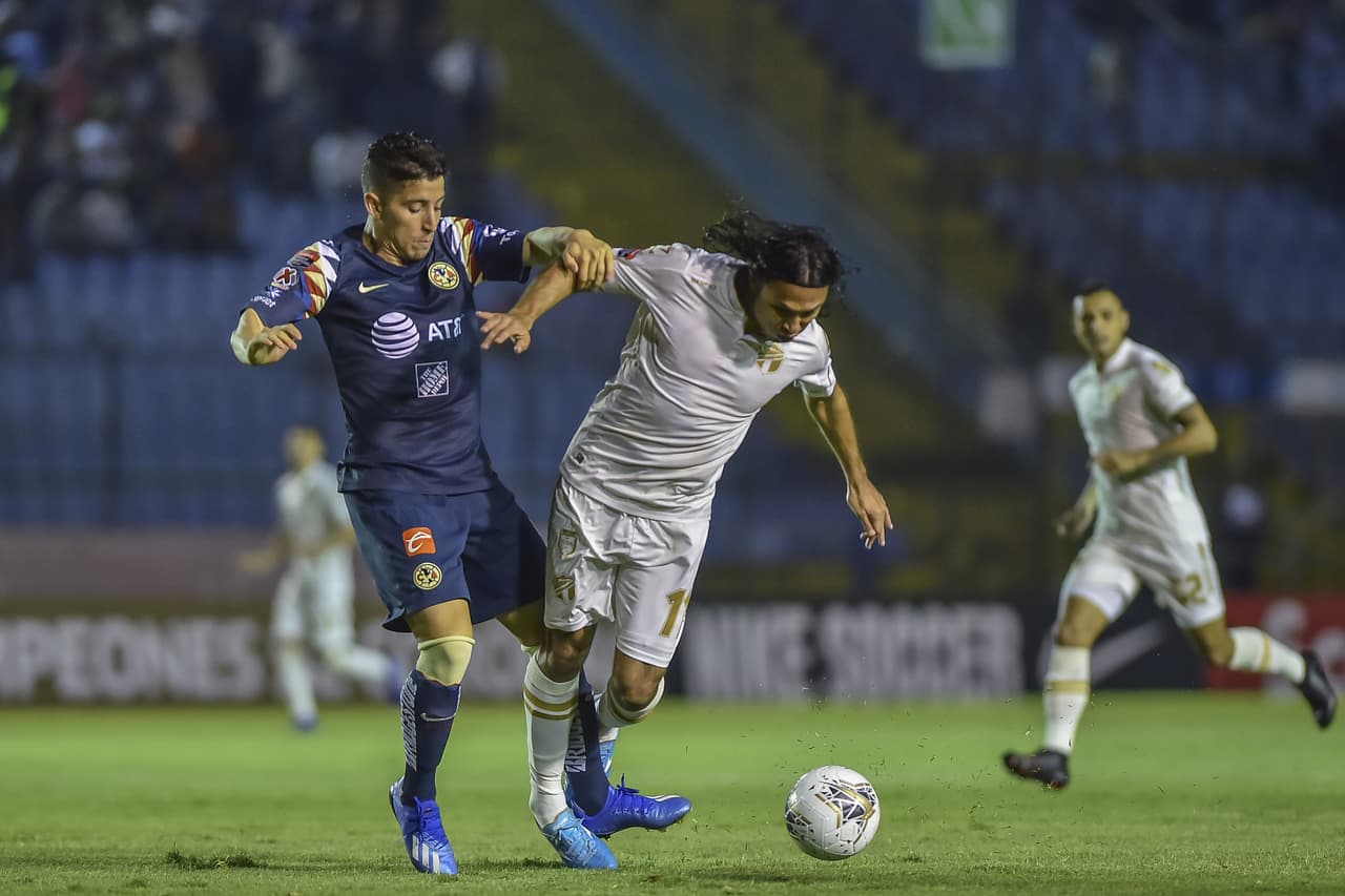 Santiago Cáseres y Agustín Herrera disputan la bola en el medio campo.