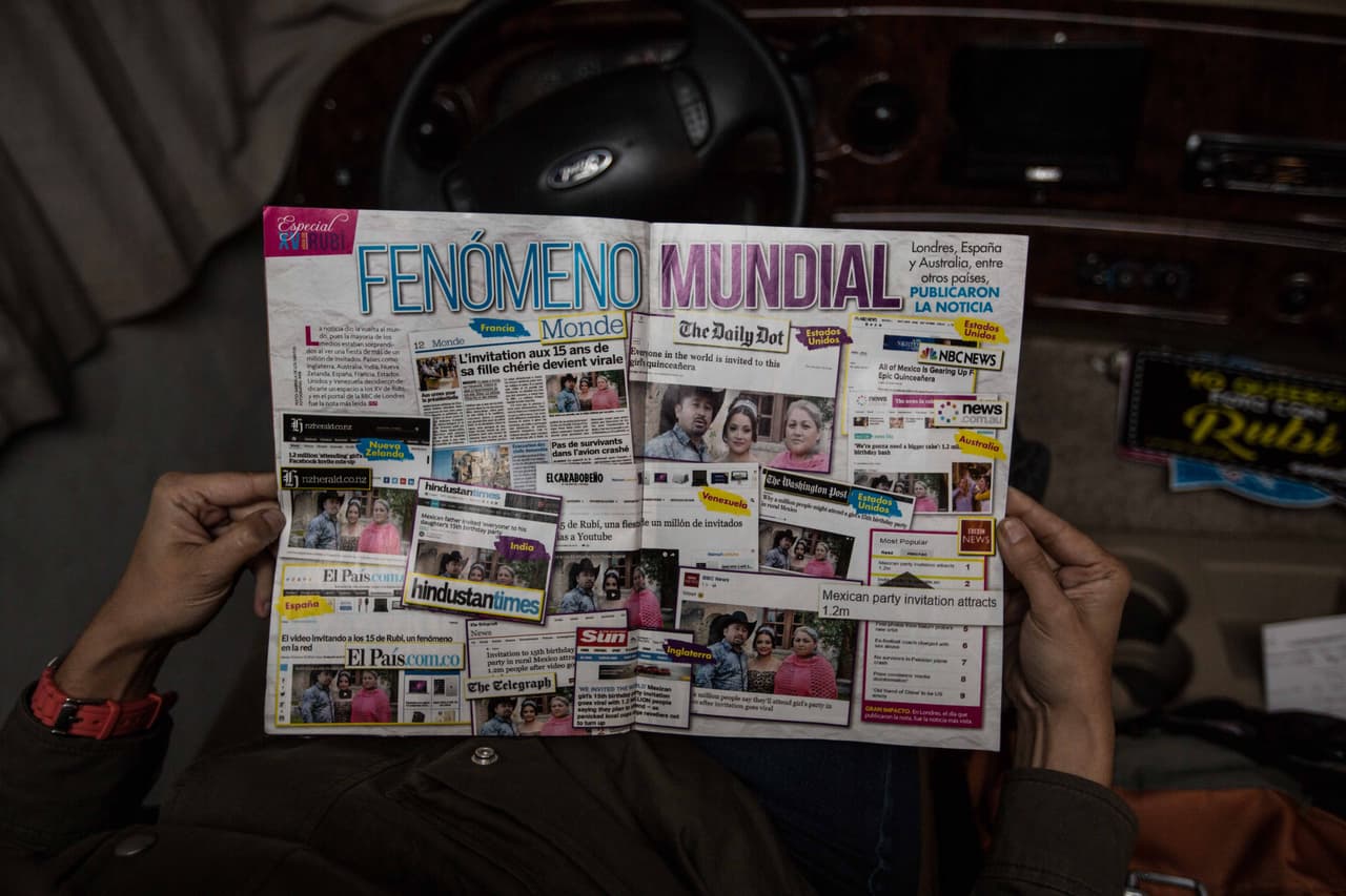 Una doble página de la revista TV y Novelas, que lanzó un número especial exclusivamente dedicado a los XV de Rubí.