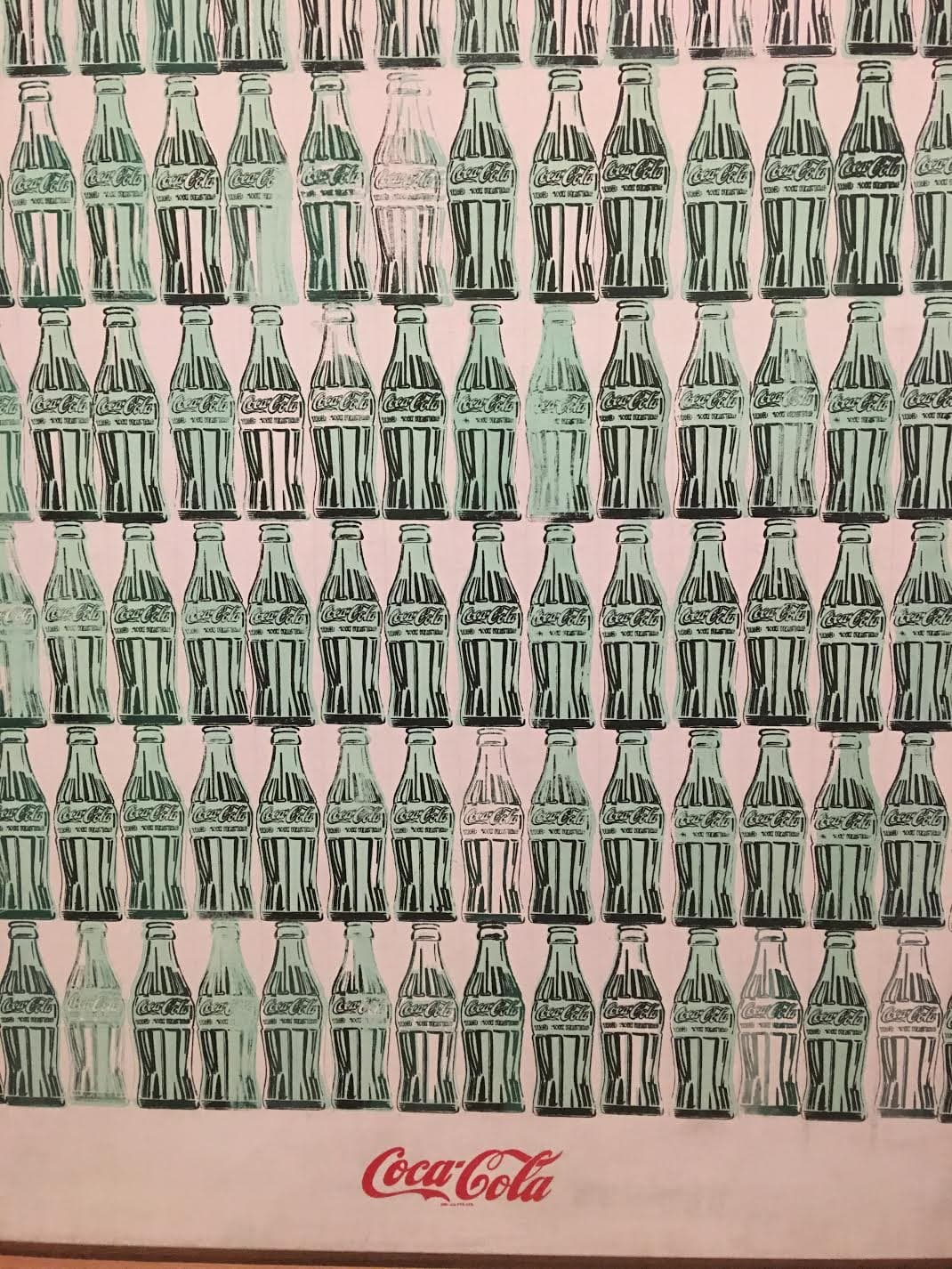 Green Coca-Cola Bottles (Botellas verdes de Coca-Cola), de 1962, muestra ciento doce botellas casi idénticas de la marca Coca-Cola.