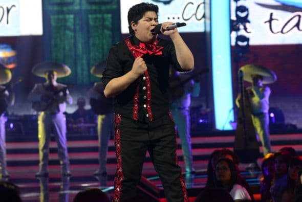 Stephanie interpretó "Por tu maldito amor".