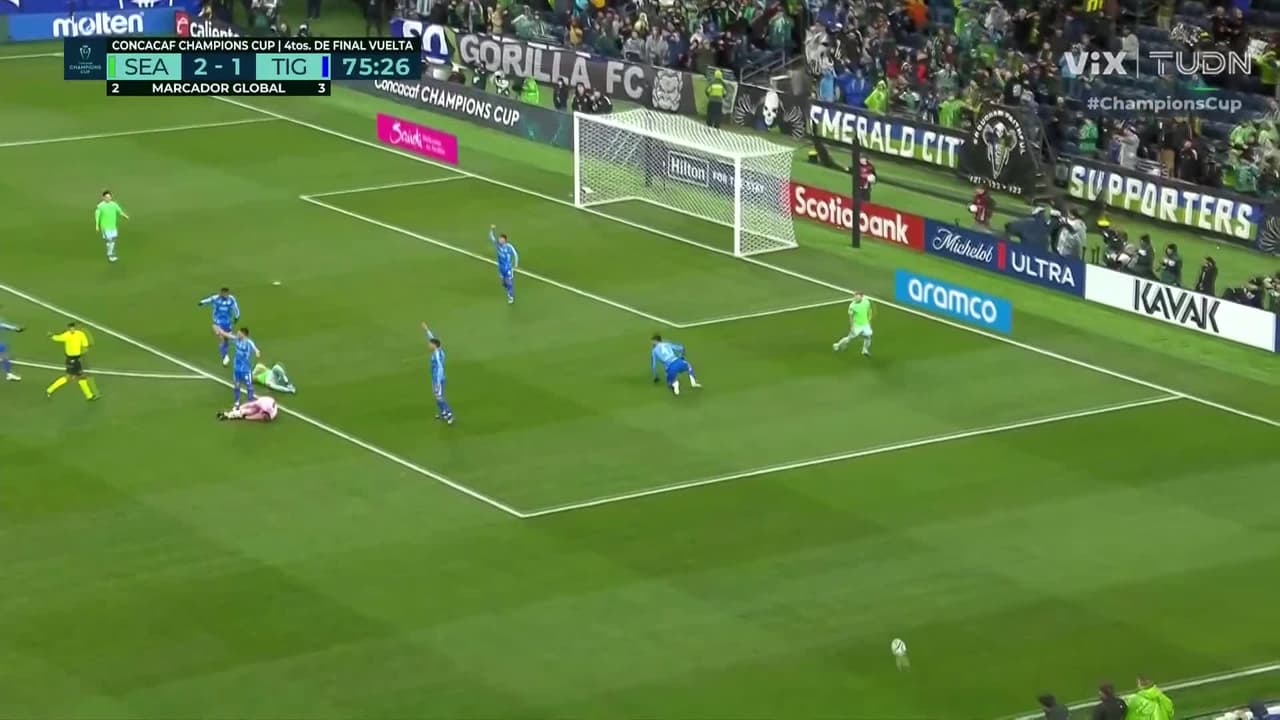 ¡Nahuel Guzmán se lleva fuerte impacto! Musovski choca con el arquero