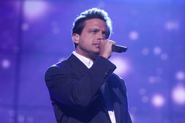 Al que vimos una vez por aquí fue a Luis Miguel quien no dejó de cantar con esa pose de seductor.