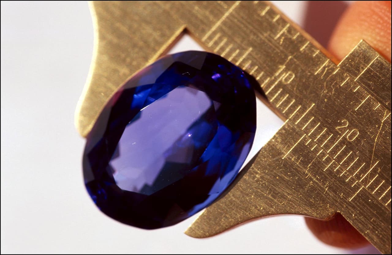 Una pieza de tanzanita mientras es preparada preparada para joyería. Dos quilates de este mineral (400 miligramos) pueden llegar a valer en el mercado hasta 700 dólares.