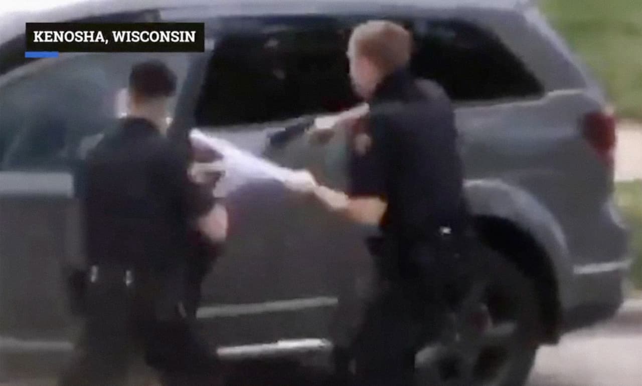 Como ocurrió con George Floyd, el afroestadounidense de 46 años que murió el 25 de mayo mientras un policía blanco tenía una rodilla sobre su cuello, el intento de arresto a Blake, que terminó con el policía disparándole por la espalda hasta siete veces, fue registrado por un testigo en un video que se volvió viral.