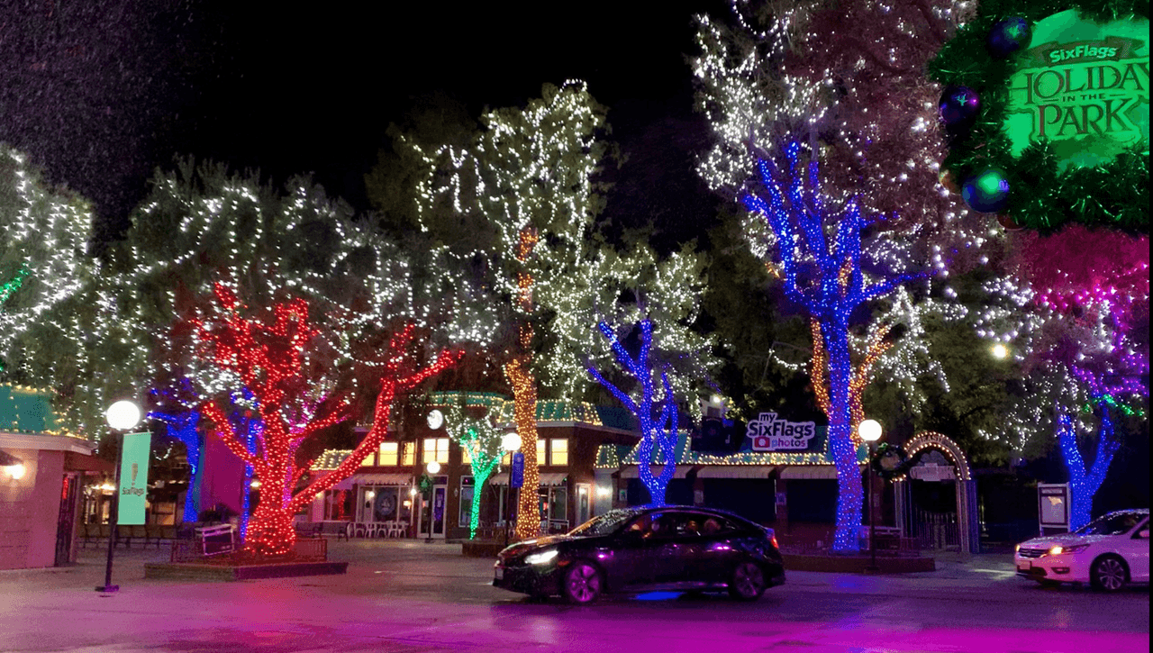 Por primera vez en sus 47 años, Six Flags Magic Mountain anuncia un recorrido navideño en auto con un despliegue de millones de luces, temas festivos y música favorita de la temporada en la experiencia “Holiday in the Park drive-thru”.