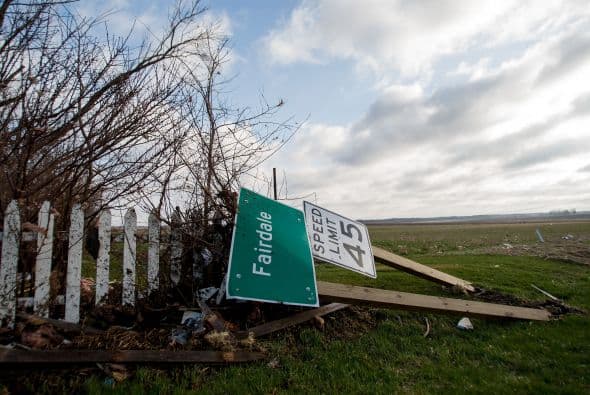 Dos personas perdieron la vida y sobre una veintena resultaron heridas luego del paso de fuertes tornados que tocaron tierra en los poblados de Rochelle y Fairdale a unas 80 millas al noroeste de Chicago la noche del jueves. Rescatistas continúan en la búsqueda de personas desaparecidas entre los escombros.