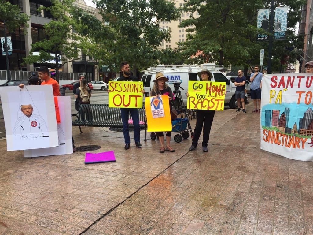 Los manifestantes pidieron que Sessions abandonara la ciudad. “Sabemos que la verdadera razón por la que Sessions viene a Austin es para desafiar a la comunidad mientras luchamos para asegurarnos de que Austin sea una Ciudad Santuario para todos", dijo Claudia Muñoz, directora de programas de inmigración de la organización Grassroots Leadership.