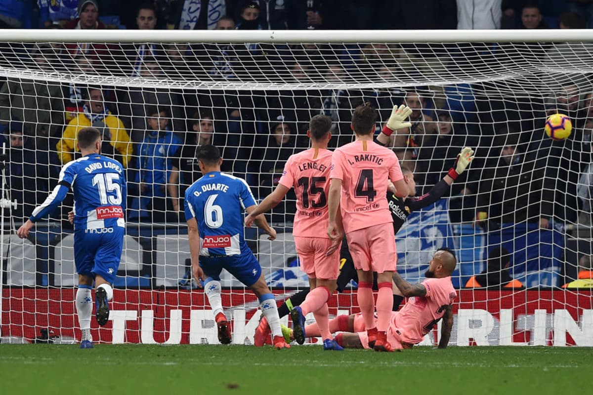 El costarricense Óscar Duarte (6) había marcado el descuento del Espanyol en el segundo tiempo, pero su jugada de gol fue anulada por fuera de lugar tras la revisión del VAR.