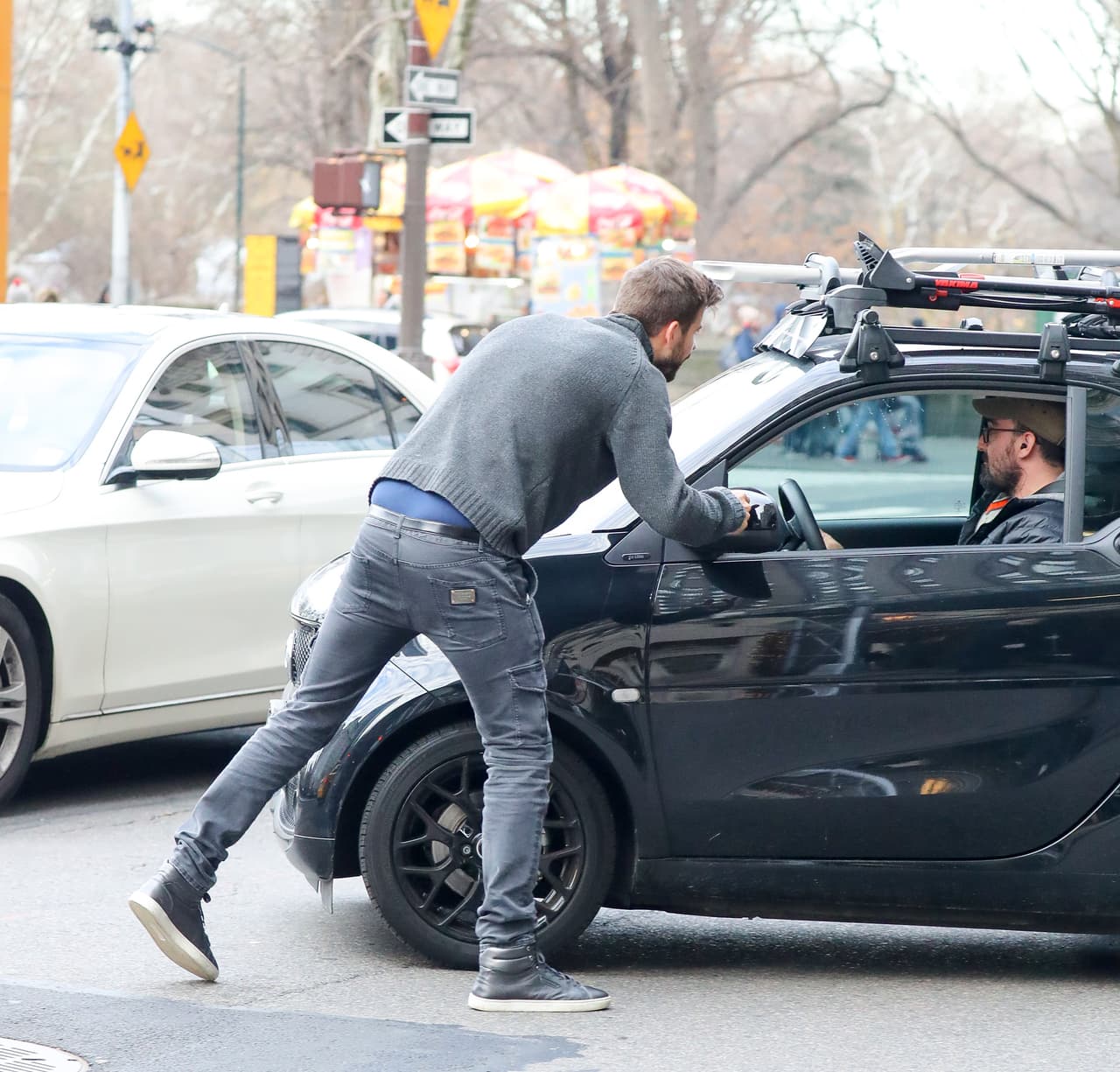 De repente, Piqué se paró enfrente del auto de este hombre que, según la agencia Grosby Group, es un 'paparazzi'.