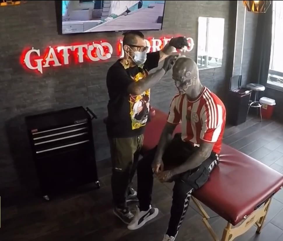 El hombre de 34 años, quien vive en Jalisco, México, insiste que desde niño supo que 
<b>lo que más quería era lucir como un extraterrestre. </b>“Mucha gente me dice que nadie sabe cómo son, pero esto es lo que está en mi imaginación”, dice. 
<br>