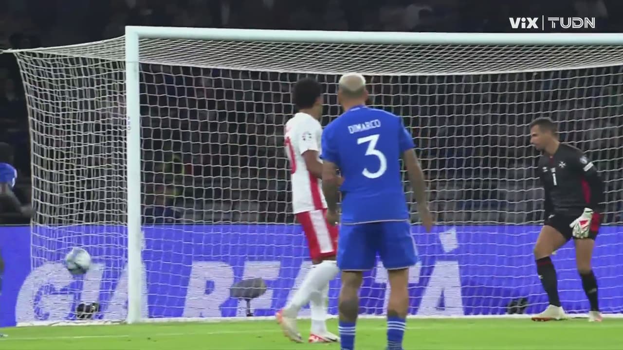 ¡Era el tercero italiano! Raspadori quiso su gol pero se fue por fuera