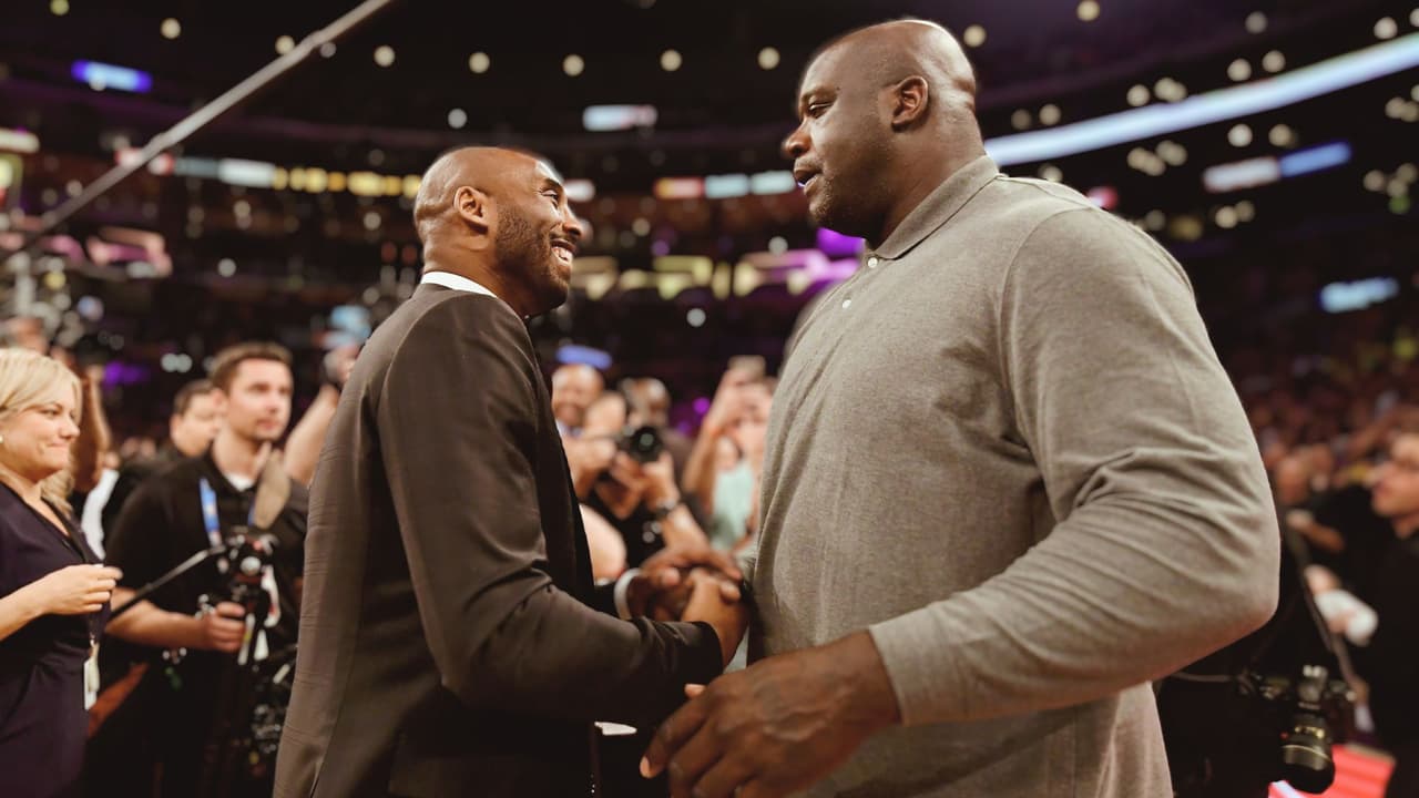 Kobe Bryant y Shaquille O'Neal se dan la mano en el descanso después de que se retiren las dos camisetas #8 y #24 de Bryant de Los Ángeles Lakers en el Staples Center el 18 de diciembre de 2017 en Los Ángeles, California.