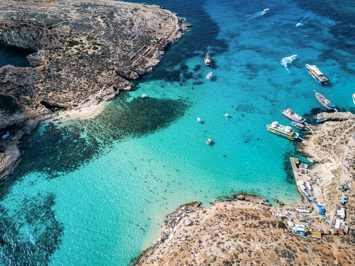<b>En la foto la Laguna Azul de Comino, una de las principales atracciones de la isla.</b> Comino, cuyo nombre en maltés es Kemmuna, es tiene otras playas espectaculares que incluyen la Bahía de Santa Marija y la Bahía de San Niklaw. La isla es un 
<a href="https://www.univision.com/temas/planeta">santuario de aves y una reserva natural.</a>