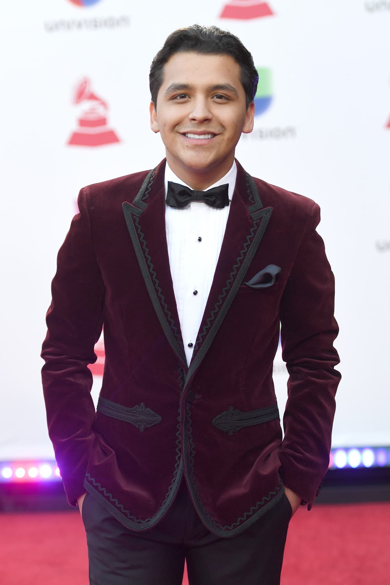 Christian Nodal también lució muy elegante.