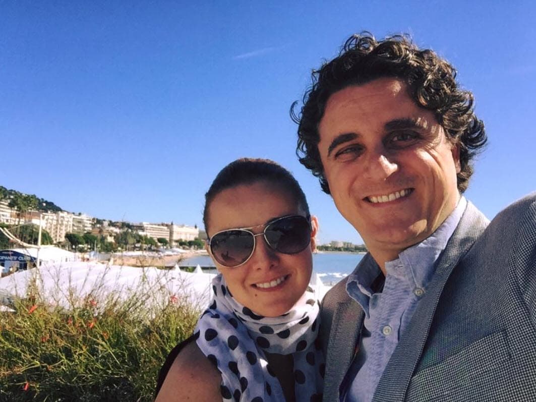 Aunque solo hubo un mínimo de invitados, otros tantos los acompañaron de manera virtual desde videollamada. "Fue increíble, porque, además, 
<b><a href="https://www.univision.com/noticias/tecnologia/coronavirus-apps-para-comunicarte-con-familiares-y-amigos-durante-la-cuarentena" target="_blank">el resto de la familia nos acompañó por FaceTime</a></b>, a las 3:33 de la tarde que nos casamos, todos estaban brindando por nosotros desde sus casas, y eso fue algo tremendamente bello. Las circunstancias nos hicieron tener un evento fuera de lo común, y hoy te puedo decir que tuvimos una boda excepcional y única", contó la también actriz de 
<b><a href="https://www.univision.com/entretenimiento/celebridades/ya-no-reconocemos-a-las-amigas-y-rivales-ni-tampoco-a-sus-amigos-fotos#fdf3d4510001" target="_blank">'Amigas y rivales'. </a></b>
<br>