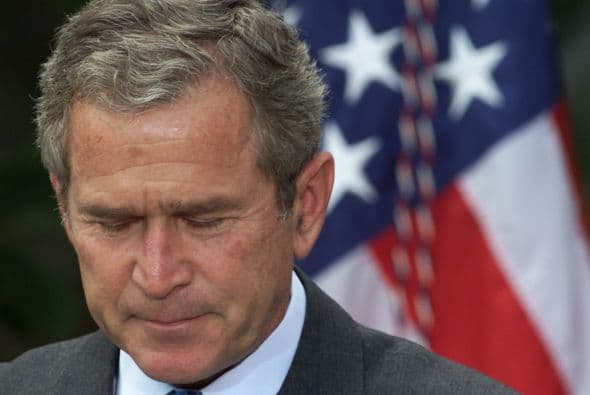 El 11 de septiembre Estados Unidos fue víctima de horrendos ataques terroristas: Al Qaeda secuestró e impactó cuatro aviones contra varios objetivos y que causaron la muerte y destrucción, siendo el episodio que precedería a la guerra de Afganistán y a la adopción por el Gobierno estadounidense y sus aliados de la política denominada de Guerra contra el terrorismo. Los atentados fueron cometidos por diecinueve miembros de la red yihadista Al-Qaida,1 divididos en cuatro grupos de secuestradores, cada uno de ellos con un terrorista piloto que se encargaría de pilotar el avión una vez ya reducida la tripulación de la cabina. Los aviones de los vuelos 11 de American Airlines y 175 de United Airlines fueron los primeros en ser secuestrados, siendo ambos estrellados contra las dos torres gemelas del World Trade Center, el primero contra la torre Norte y el segundo poco después contra la Sur, provocando que ambos rascacielos se derrumbaran en las dos horas siguientes.2 3 El tercer avión secuestrado pertenecía al vuelo 77 de American Airlines y fue empleado para ser impactado contra una de las fachadas del Pentágono, en Virginia. El cuarto avión, perteneciente al vuelo 93 de United Airlines, no alcanzó ningún objetivo al resultar estrellado en campo abierto, cerca de Shanksville, en Pensilvania, tras perder el control en cabina como consecuencia del enfrentamiento de los pasajeros y tripulantes con el comando terrorista.