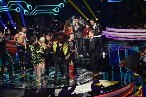 Los jueces subieron al escenario para darnos una clase de baile. Ana Torroja hasta se quitó los zapatos, Cristian Castro enseñó su movimiento de cadera a María León, Espinoza Paz bailó pegadito con Paty Cantú y Pee Wee se movió con candela.