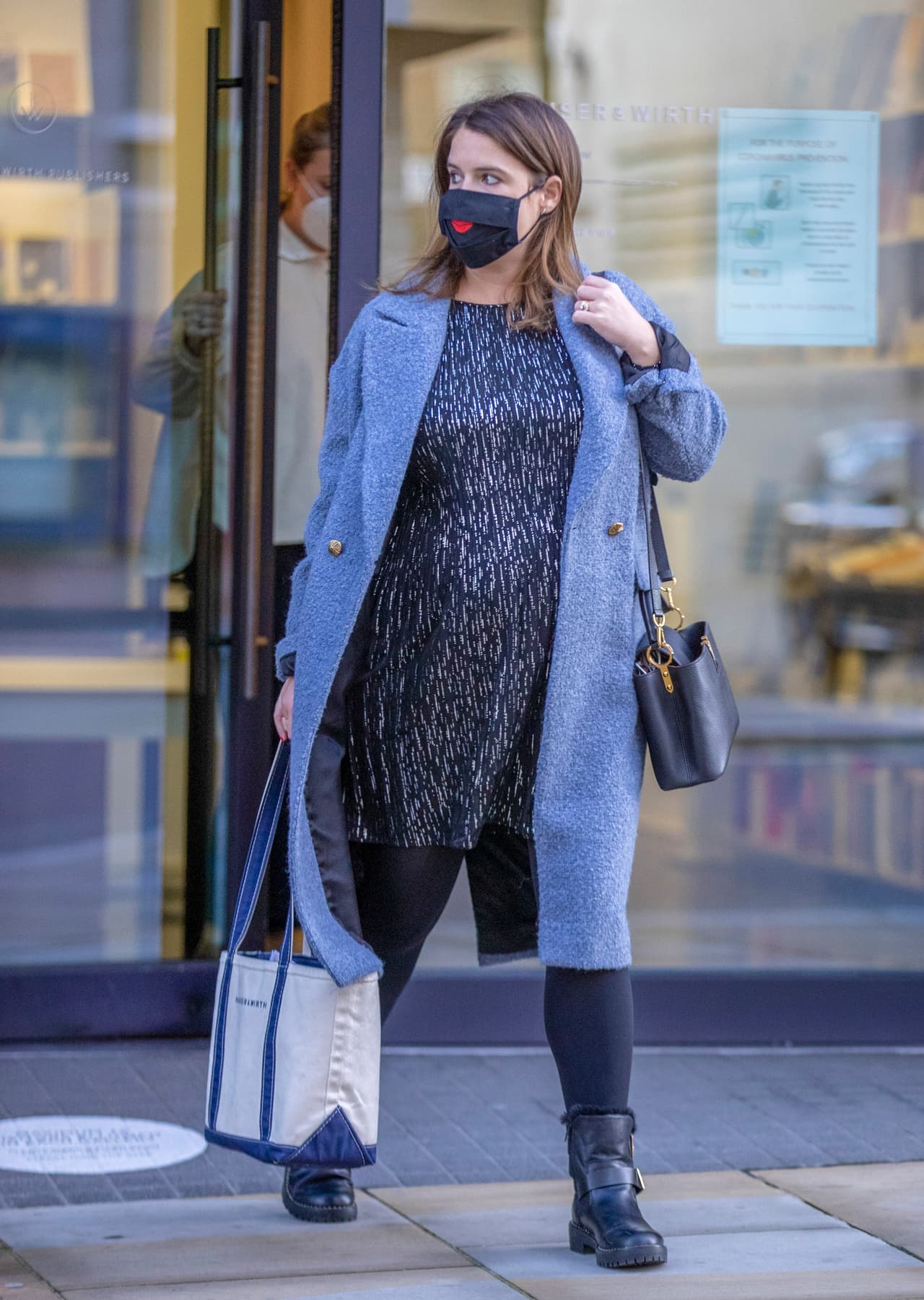 August Philip Hawke Brooksbank se encuentra en el 
<b>onceavo lugar de la línea al trono</b>, un peldaño después de su madre. 
<br>