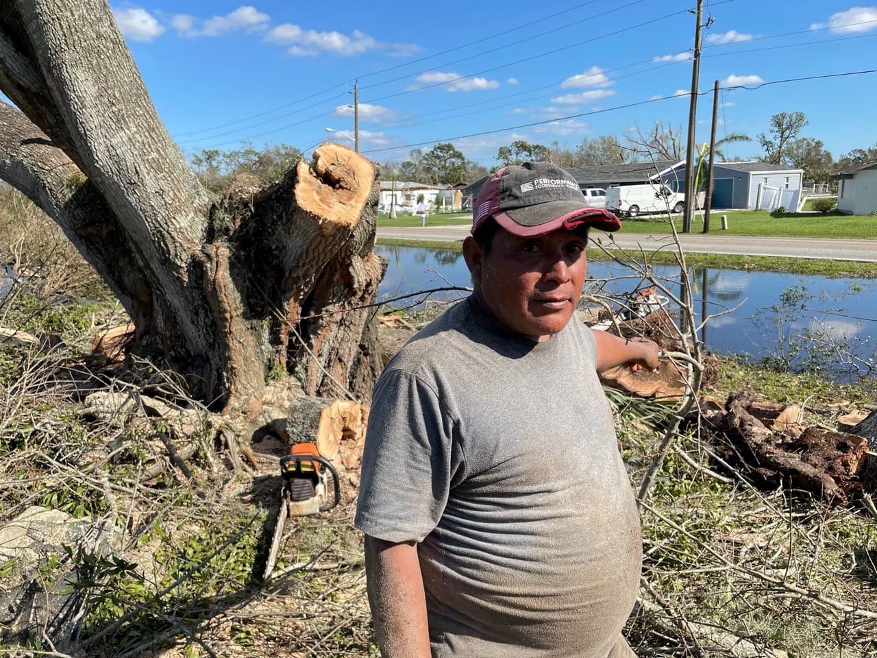 Luis Tojil, de Guatemala, trabajando en la limpieza de un condominio en Port Charlotte, cerca de donde el ojo del huracán Ian pasó sobre la costa.