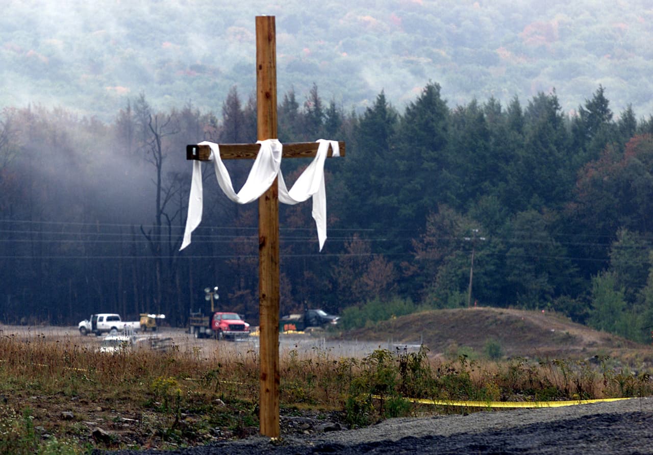 Agazapados en la parte trasera del avión, los pasajeros llamaron a sus familiares y se enteraron de lo que sucedía en Nueva York y Washington DC. Se dieron cuenta de que su avión estaba involucrado en un complot terrorista más grande y que el vuelo 93 probablemente sería utilizado para otro ataque.
<br>
<br>La foto muestra la cinta amarilla que delimitaba lo que fue considerado una escena de crimen en Shanksville. Los escombros del avión quedaron esparcidos en casi ocho millas desde el punto inicial del impacto. 
<br>