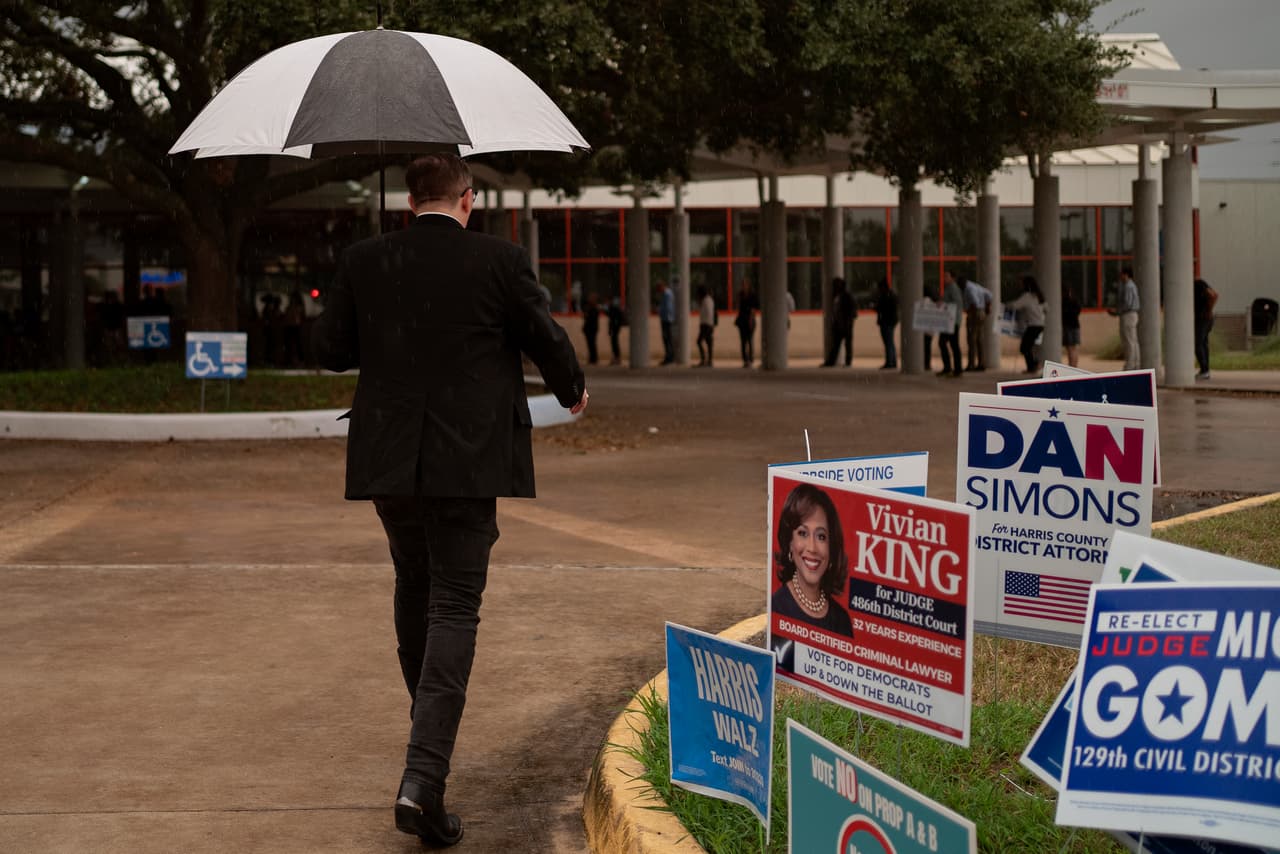 <b>Todos los votantes deben presentar una de las siguientes formas de identificación: </b>
<br>
<br>Licencia de conducir de Texas emitida por el Departamento de Seguridad Pública de Texas (DPS).
<br>
<br>Certificado de Identificación Electoral de Texas emitido por DPS.
<br>
<br>Tarjeta de identificación personal de Texas emitida por DPS.
<br>
<br>Licencia de pistola de Texas emitida por el DPS.
<br>
<br>Tarjeta de identificación militar de los Estados Unidos que contenga la fotografía de la persona.
<br>
<br>Certificado de ciudadanía de los Estados Unidos que contenga la fotografía de la persona.
<br>
<br>Pasaporte de los Estados Unidos (libro o tarjeta).