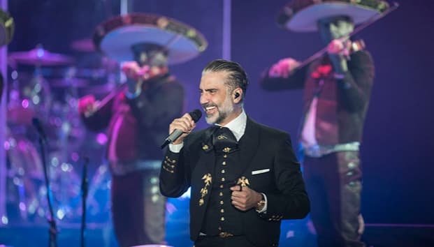 De las calles a un escenario con su ídolo: la historia de Alberto Ramos, el joven que cantó al lado de Alejandro Fernández