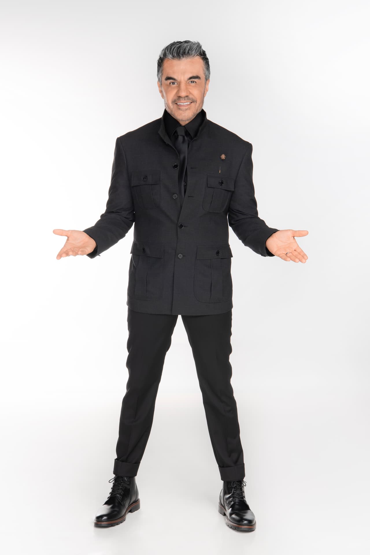 Aunque gracias a su personaje de 'Vítor' ya ha conducido otros programas, sus seguidores están felices de verlo al frente de este divertidio reality show.