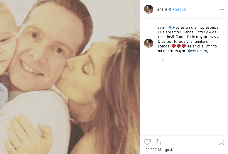 En el pie de foto, la exintegrante de RBD escribió emotivamente: “¡Hoy es un día muy especial! ¡Celebramos 7 años juntos y 
<b><a href="https://www.univision.com/famosos/la-historia-de-amor-de-anahi-y-manuel-velasco-fotos#bb5f9e630000" target="_blank">4 de casados</a></b>!
