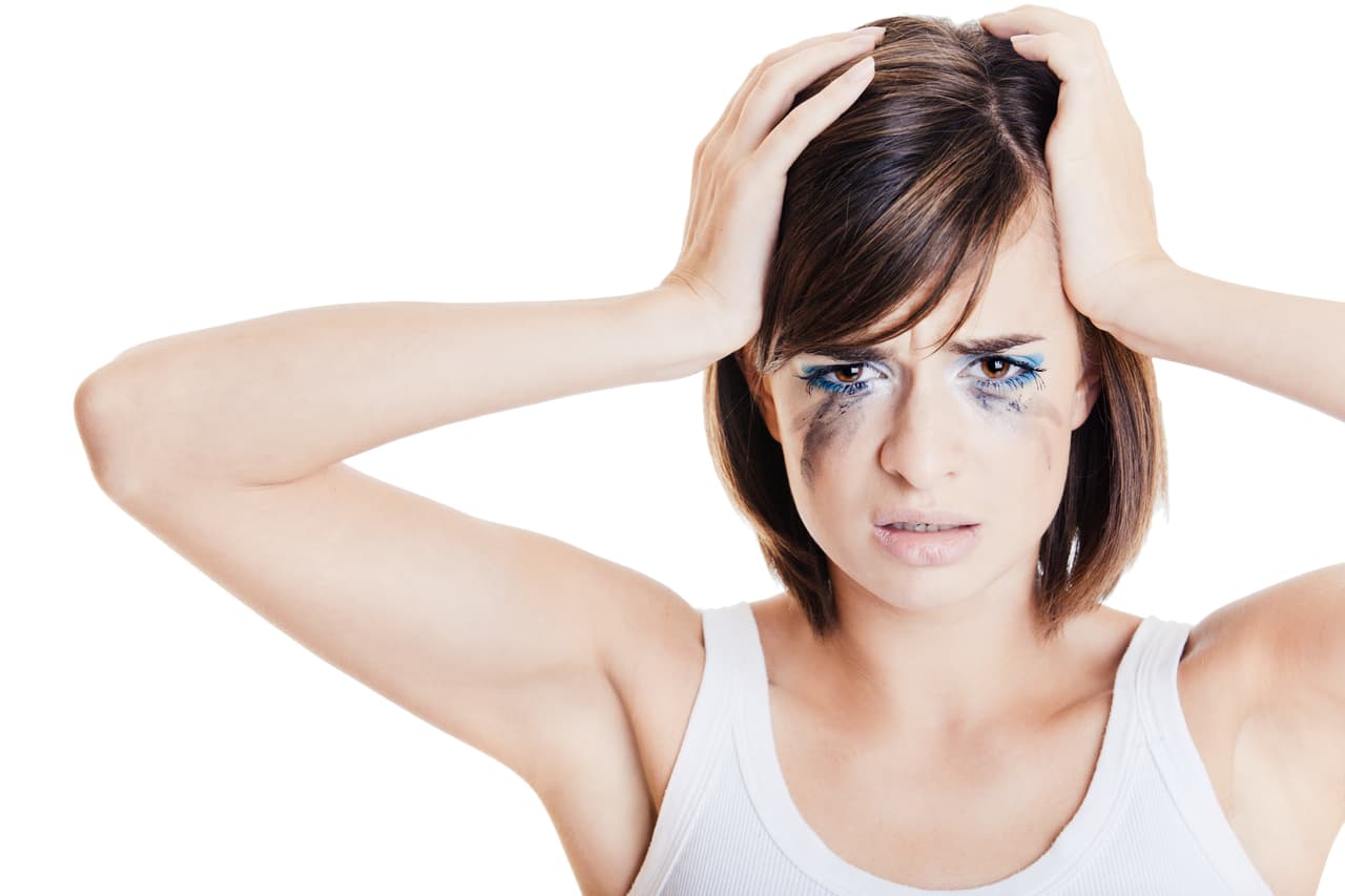 <b>El maquillaje se corre.</b> Otro punto por el que es mejor retirar el maquillaje por la noche, es porque por la mañana amaneceremos con el rímel y el labial corridos, lo que nos quitará más tiempo del que hubiéramos ocupado por las noches. Ese imprevisto puede provocar que llegues tarde al trabajo o a la escuela.