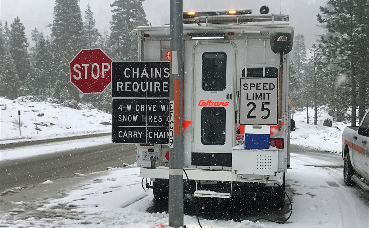 Varios tramos de las carreteras 28, 20, 88, 50, 89 y 267 en la zona de Truckee y Tahoe se encuentran bajo requerimientos obligatorios de únicamente permitir el tránsito a vehículos que lleven cadenas en las llantas para poder manejar en los caminos nevados.