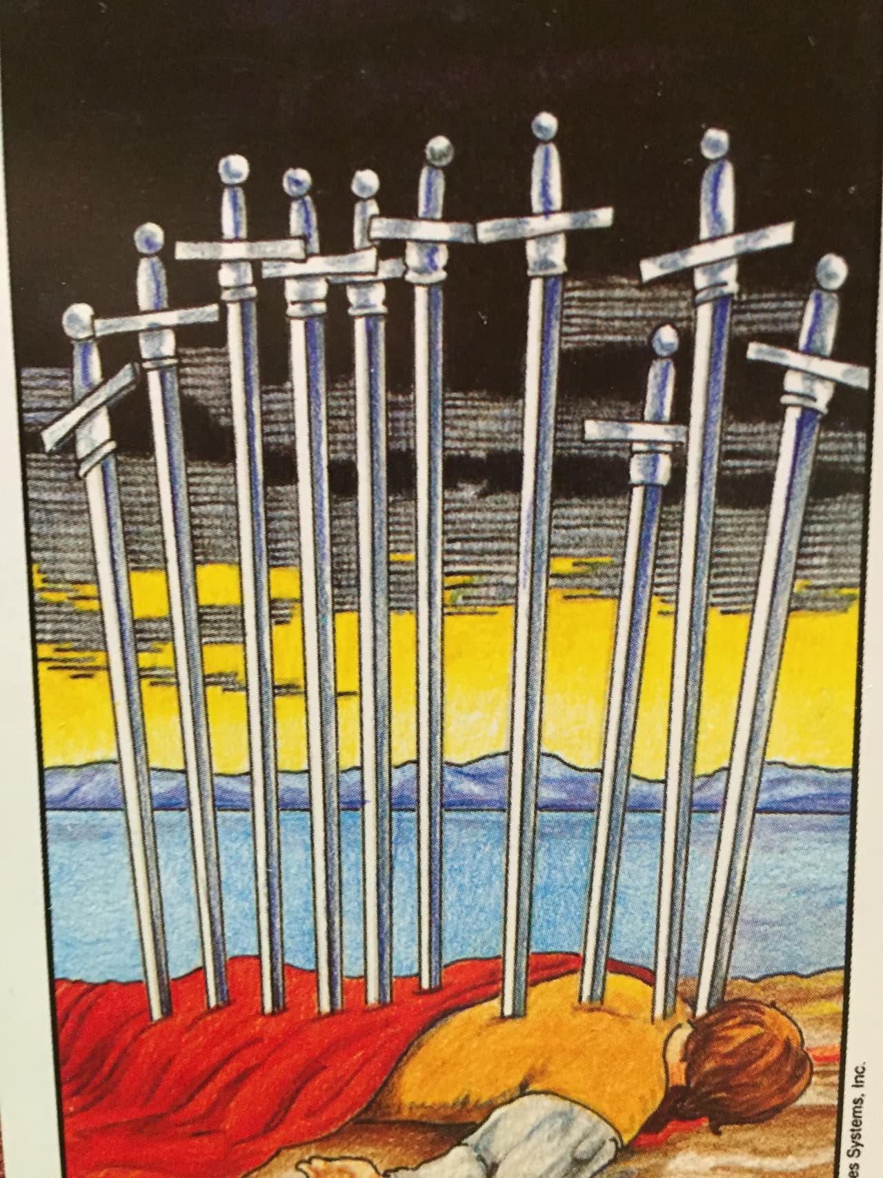 Pero viene otro aspecto importante: con esa decena de armas es una muerte exagerada, por lo que simboliza que la persona puede abusar de su posición de víctima y que puede explotar al máximo esa condición. Por eso pueden pecar en buscar la compasión, comprensión y apoyo de los demás pero cayendo en victimizar lo que les hicieron.