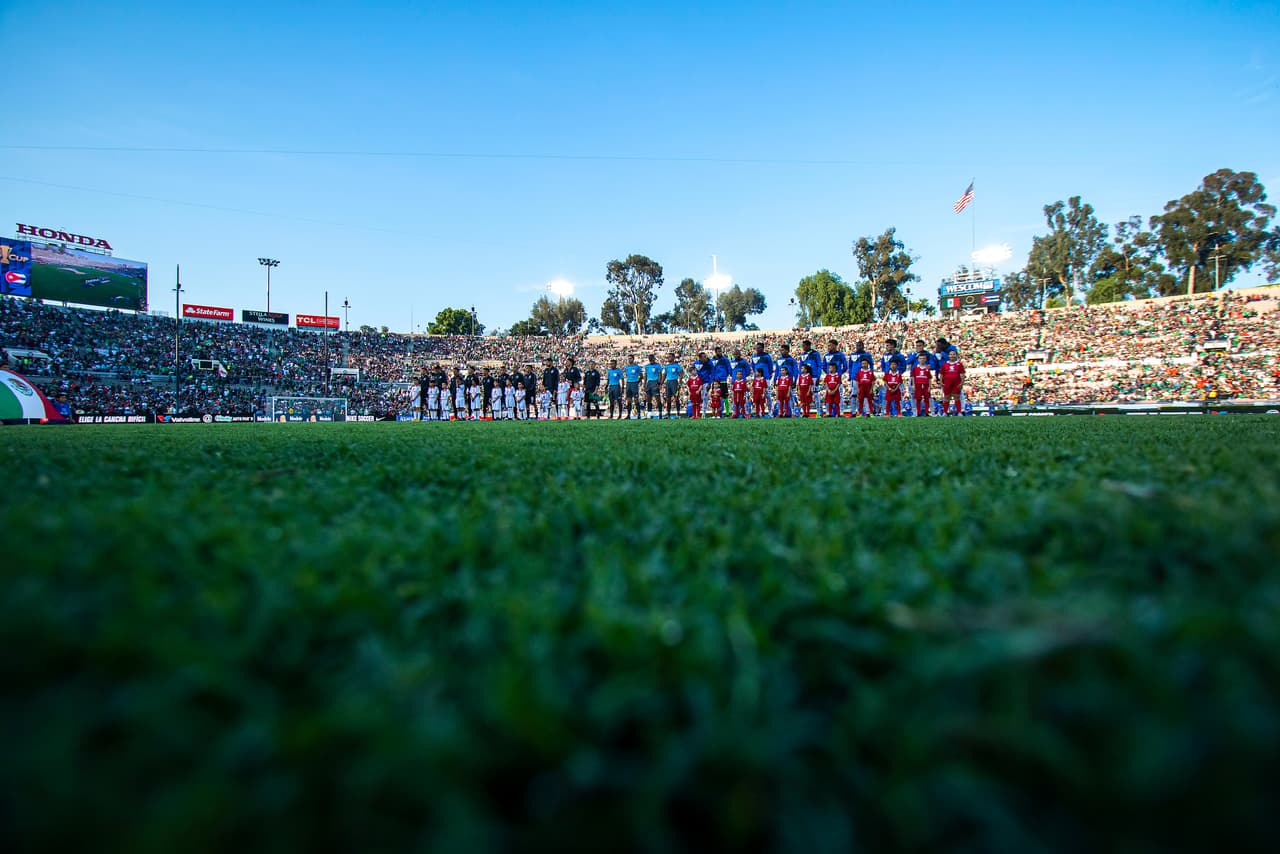 Más de 50 mil espectadores llegaron al Rose Bowl para el segundo partido del Grupo A de la Copa Oro, entre México y Cuba.