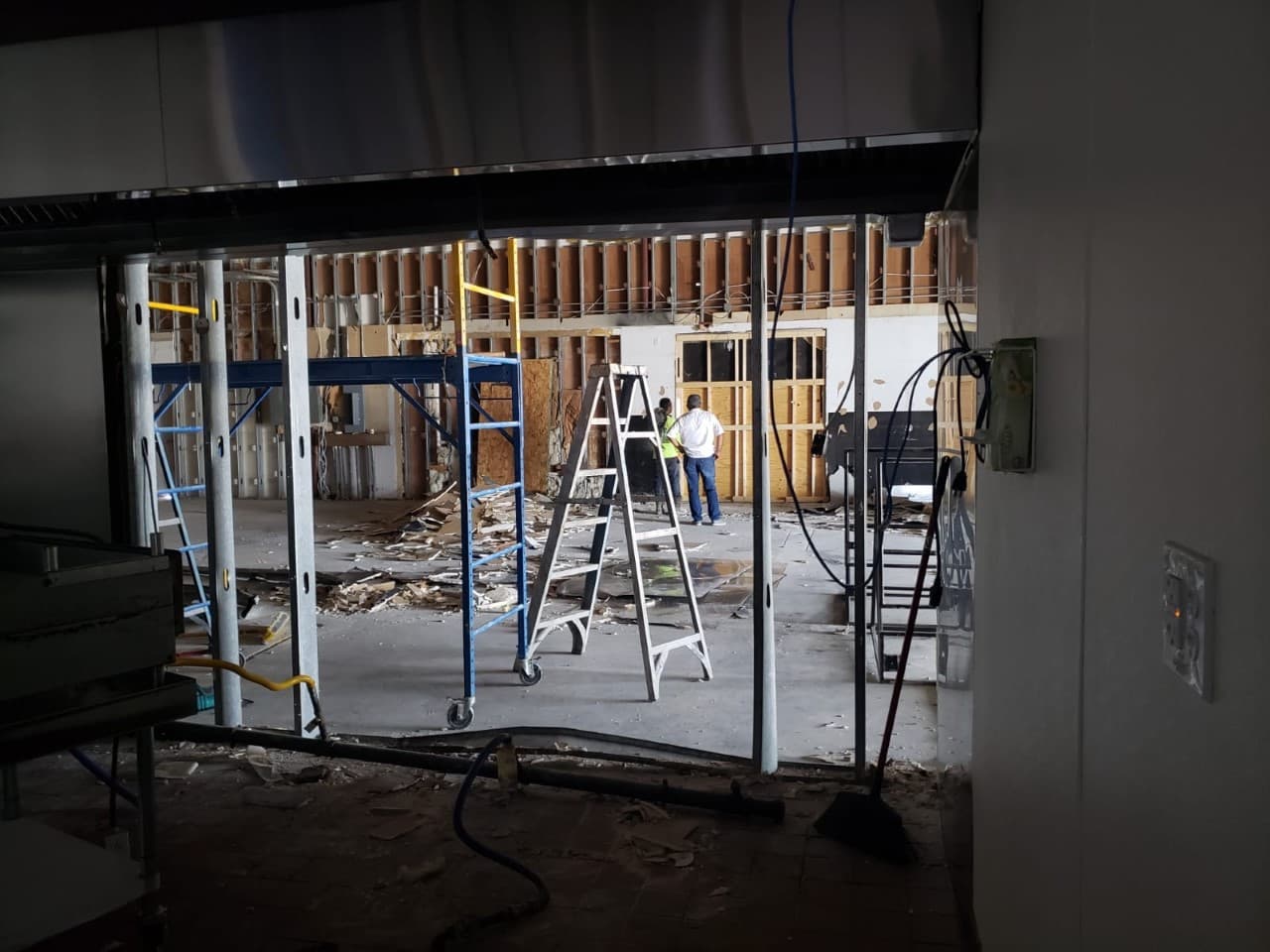 Se sabe afortunado porque ve a su alrededor, muy cerca de su negocio en Walnut Hill a personas que no lo lograron, locales destruidos y abandonados y del otro lado, gente que aún trabaja para superarse y dejar este duro episodio atrás.
<br>