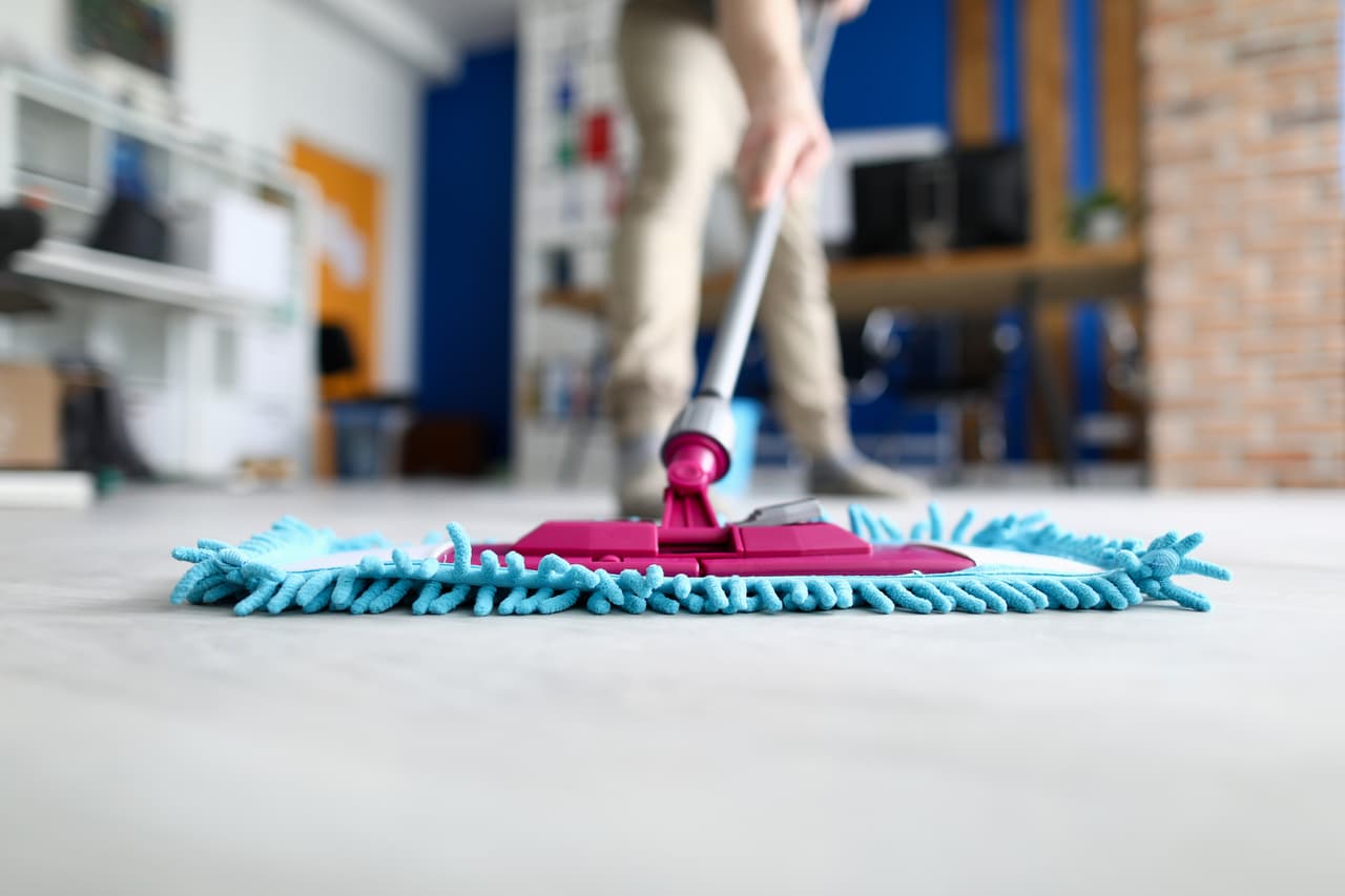 <b>Trabajadores de mantenimiento en edificios. </b>
<br>
<br>
<b>Salario promedio: 36,180 dólares al año.</b>
<br>
<br>Hay alrededor de 660,000 de estos empleados públicos. Un salario similar reciben los trabajadores de las bibliotecas, más de 1,300,000 en Estados Unidos.