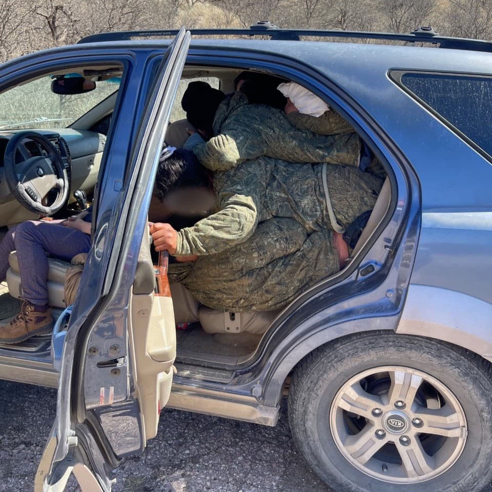 La actividad ilícita en la frontera no deja de ser sorprendente. Un conductor de solo 17 años llevaba 14 inmigrantes apiñados uno encima del otro dentro de un vehículo.