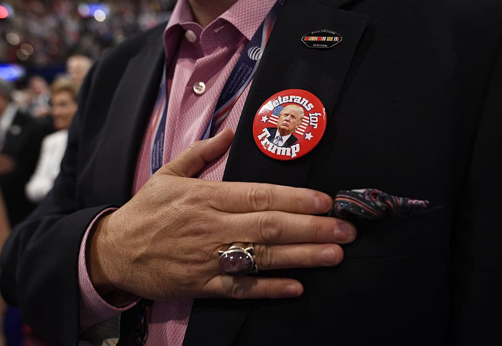 Trump presume del apoyo de los veteranos pero no es tan popular como Romney '12 o McCain '08