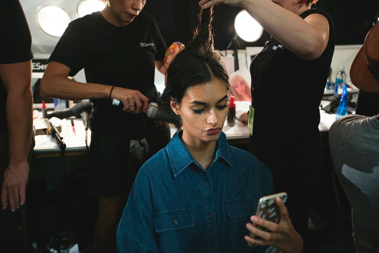 Rebecca Minkoff estuvo todo el tiempo pendiente de su pasarela, se afinaron detalles en todo momento y los reposteros buscaban entrevistas con el equipo de la diseñadora. Diseñador Rebecca Minkoff . NYFW, Spring/Summer 2016 - 12/09/2015.