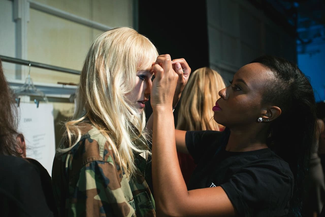 Rebecca Minkoff estuvo todo el tiempo pendiente de su pasarela, se afinaron detalles en todo momento y los reposteros buscaban entrevistas con el equipo de la diseñadora. Diseñador Rebecca Minkoff . NYFW, Spring/Summer 2016 - 12/09/2015.