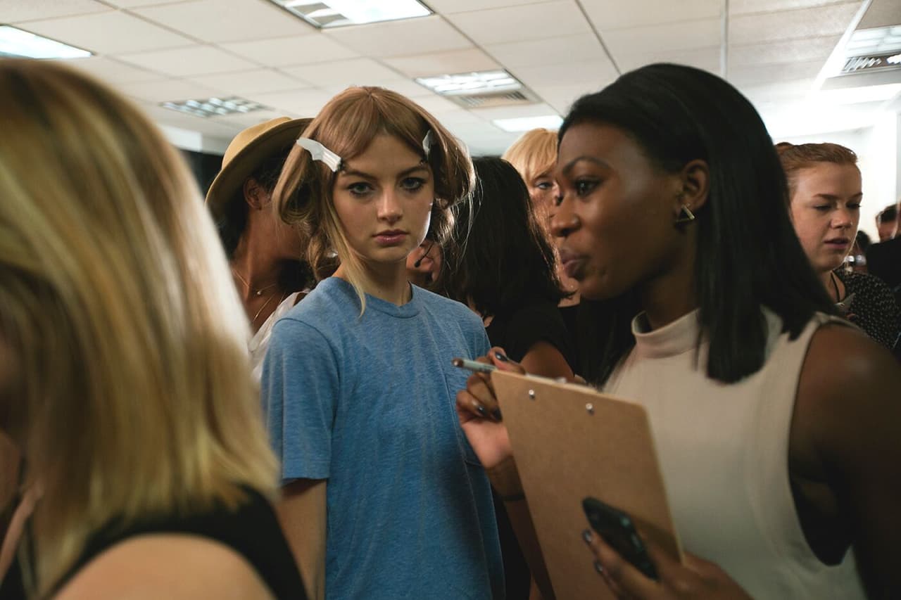 Rebecca Minkoff estuvo todo el tiempo pendiente de su pasarela, se afinaron detalles en todo momento y los reposteros buscaban entrevistas con el equipo de la diseñadora. Diseñador Rebecca Minkoff . NYFW, Spring/Summer 2016 - 12/09/2015.