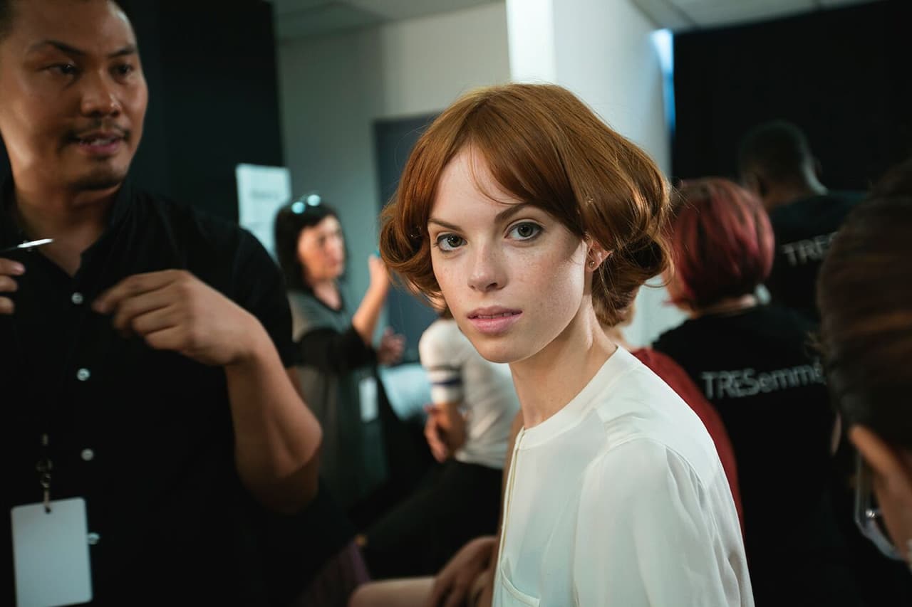 Rebecca Minkoff estuvo todo el tiempo pendiente de su pasarela, se afinaron detalles en todo momento y los reposteros buscaban entrevistas con el equipo de la diseñadora. Diseñador Rebecca Minkoff . NYFW, Spring/Summer 2016 - 12/09/2015.