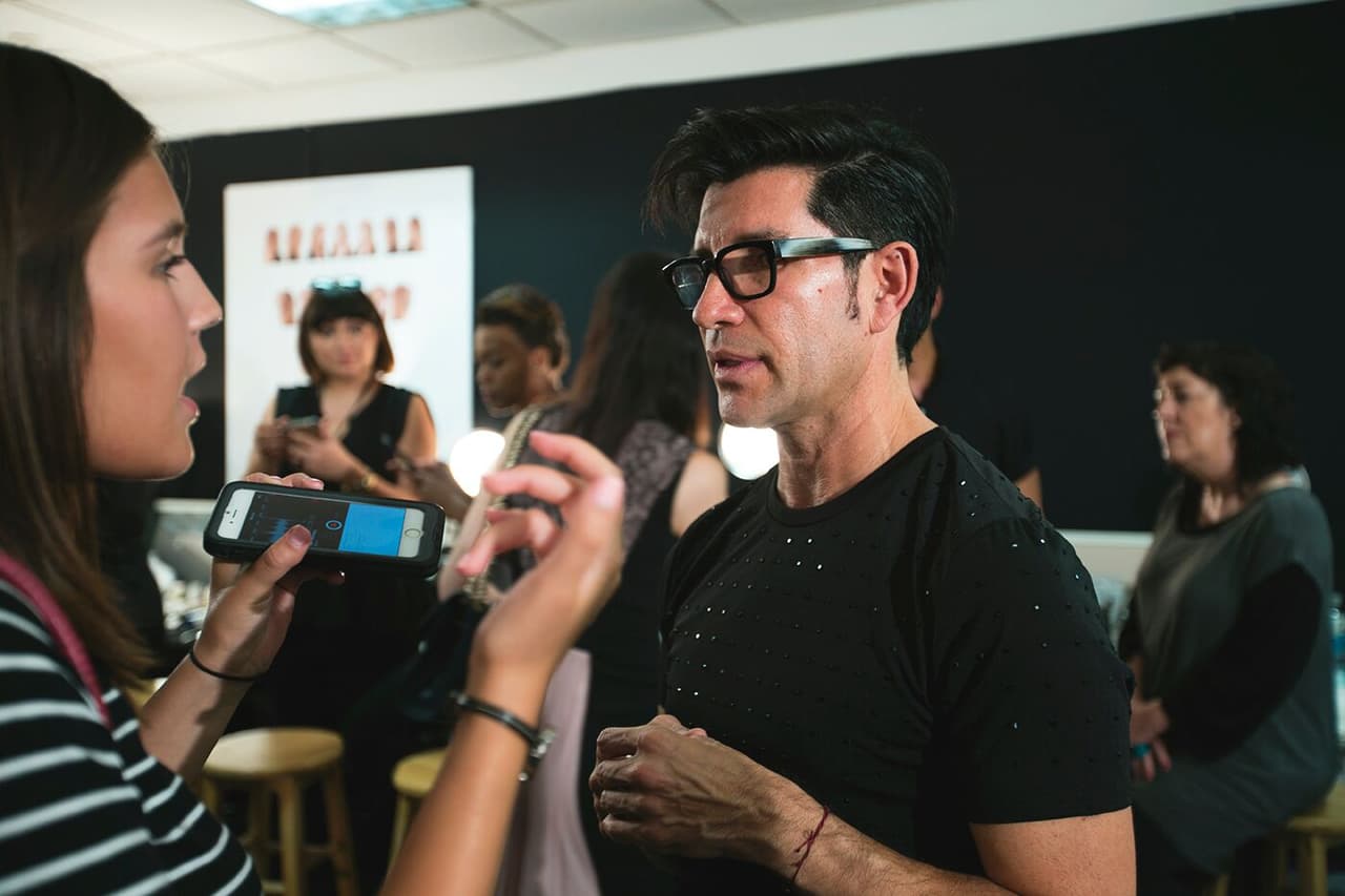 Rebecca Minkoff estuvo todo el tiempo pendiente de su pasarela, se afinaron detalles en todo momento y los reposteros buscaban entrevistas con el equipo de la diseñadora. Diseñador Rebecca Minkoff . NYFW, Spring/Summer 2016 - 12/09/2015.