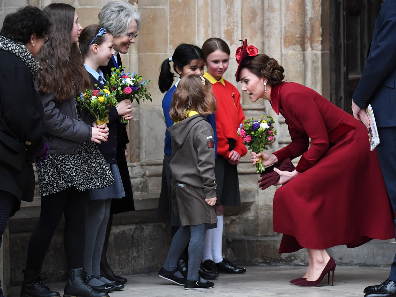 La duquesa recibió un ramo de flores de un grupo de niños que estaban apostados en la entrada de la abadía.