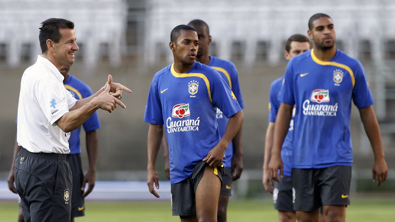 En Brasil, Dunga reemplazó a Carlos Alberto Parreira y llegó para imponer disciplina. Se deshizo de Adriano, de Ronaldo y de Ronaldinho de cara al mundial del 2010.