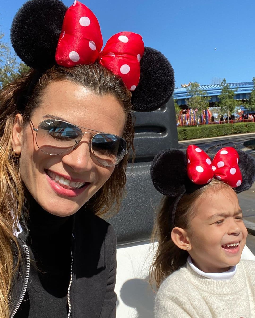 Con orejas de Minnie Mouse incluidas, Cristy y 
<a href="https://www.univision.com/shows/despierta-america/michelle-tacher-ya-le-sigue-los-pasos-a-sus-hermanos-en-los-deportes-asi-se-divierte-bailando-y-practicando-karate-fotos" target="_blank">Michelle</a> gozaron las atracciones. "Siempre, pasar un fin en familia es lo mejor y más cuando la pasas disfrutando todos al mismo nivel (de niños)", señaló la esposa de Alan Tacher en Instagram.
