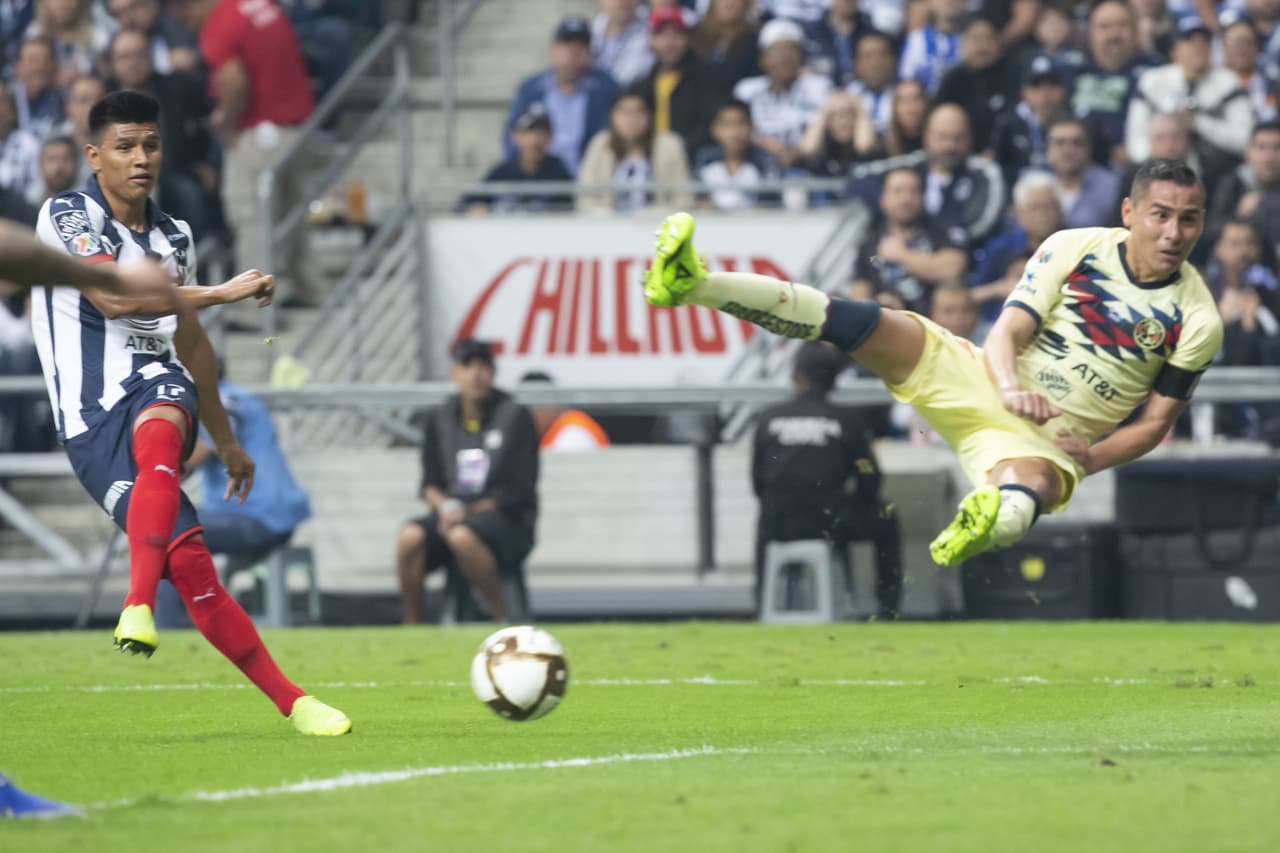 Disparo de Gallardo que llega por la banda, Paul Aguilar bloquea el remate.