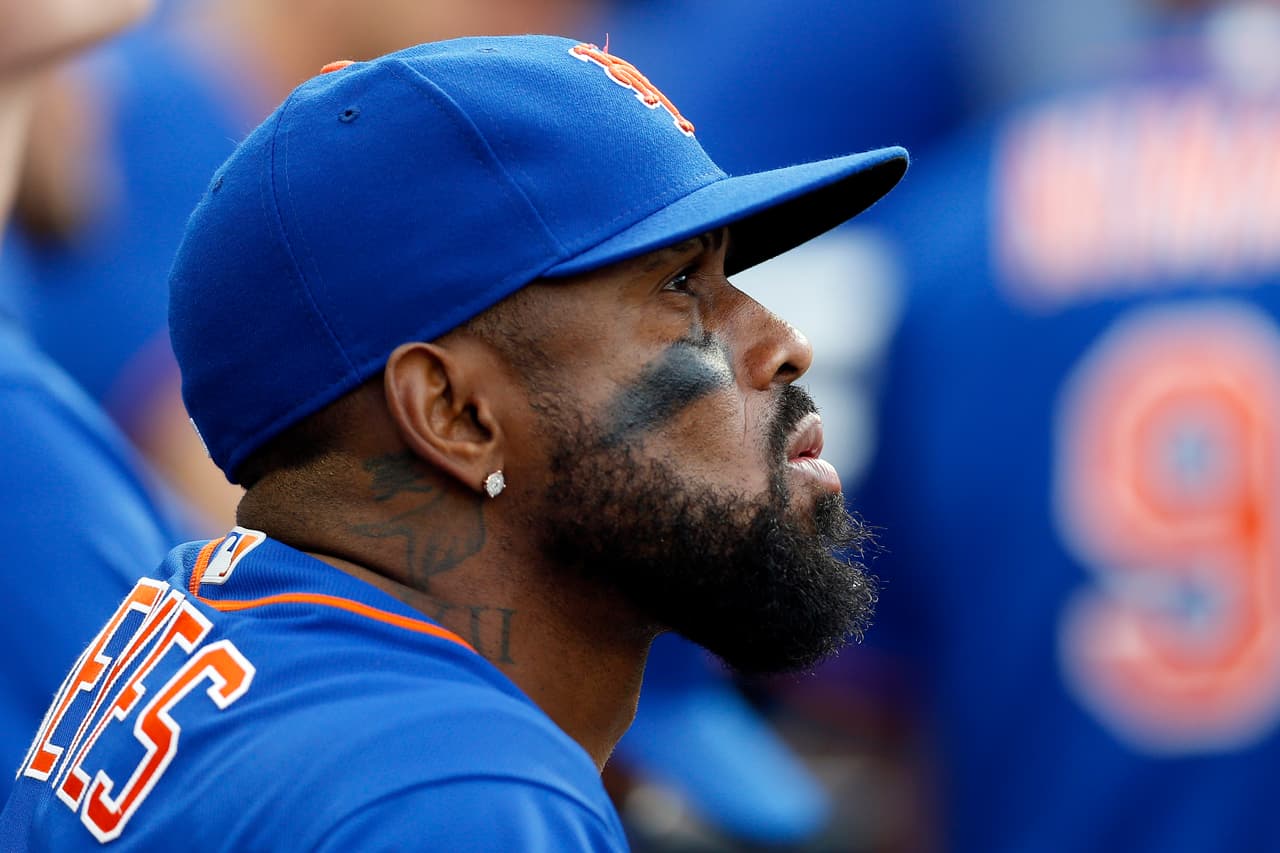 El dominicano José Reyes, de New York Mets, fue arrestado en 2015 por agredir a su esposa en Hawaii, por lo que por sanción se perdió la pretemporada y dos meses de actividad en 2016, con lo que dejó de recibir 6 millones de dólares.