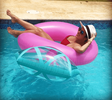 Es por eso que la vimos jugueteando en la alberca del hotel donde se hospeda en un flotador con forma de anillo de compromiso.